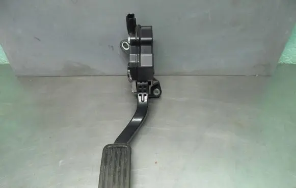 Toyota Urban Cruiser (XP110) Accelerator throttle pedal 7811052020 1988007021 05L15D00260