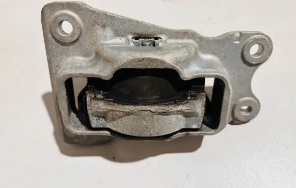 Volvo XC90 Engine mount bracket 31686886