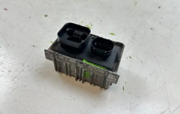 Opel Zafira C Glow plug pre-heat relay 0522122601