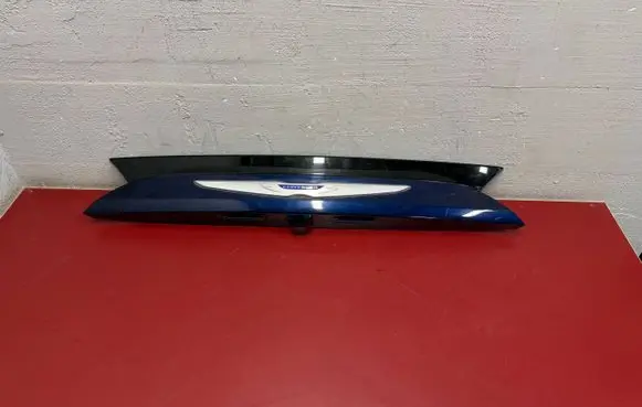 Chrysler Pacifica Trunk door license plate light bar 6NX37TRMA 6PA68TRMA