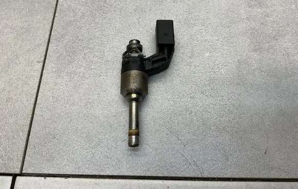 Volkswagen Eos Fuel injector 03C906036F