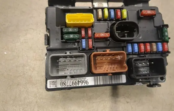 Citroen C3 Fuse module 9664997780