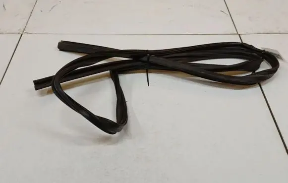Toyota Corolla Verso AR10 Rubber seal front coupe door 