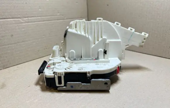 Fiat Freemont Front door lock P04589916AD