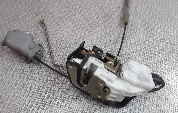 Mitsubishi Pajero Front door lock 