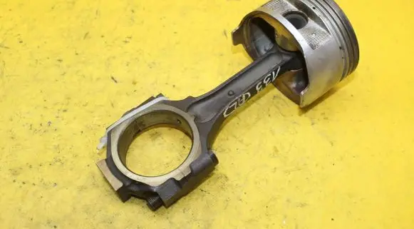 Opel Monterey Piston with connecting rod