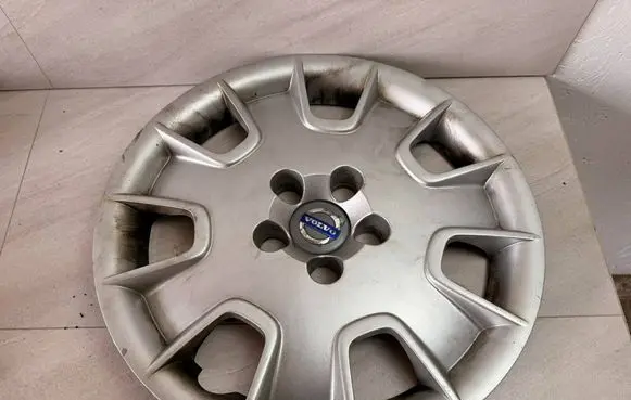 Volvo V40 R16 wheel hub/cap/trim 30683237