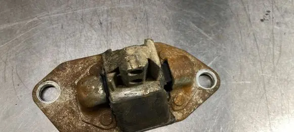 Volvo S80 Engine mount bracket