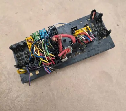 Volkswagen PASSAT B5 Fuse module 443941822A 2284