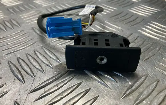 Mercedes-Benz C W204 AUX in-socket connector A1728200815