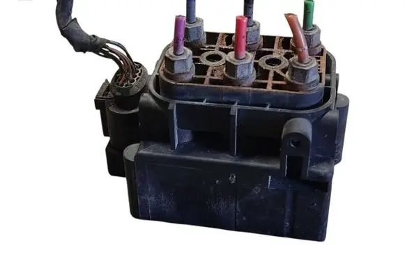 Audi A6 Allroad C6 Air suspension valve block 4F0616013