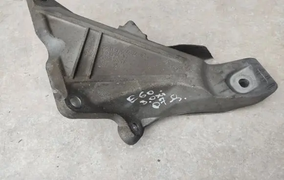 BMW 5 E60 E61 Engine mounting bracket 6769282 3807410