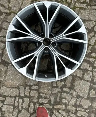 Audi Q8 R21 alloy rim 4M9601025S