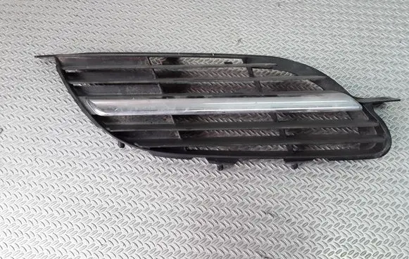 Nissan Almera Tino Front bumper upper radiator grill 9381M020
