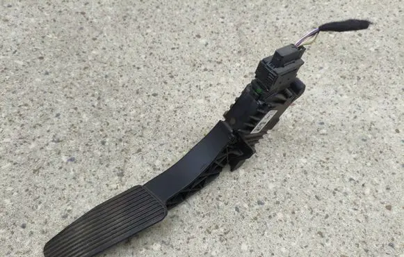 Chrysler Pacifica Accelerator throttle pedal 04581677AB 93446300 004102