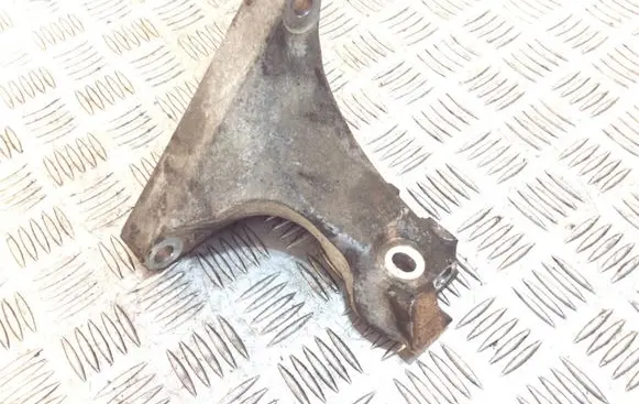 Subaru Legacy Engine mounting bracket