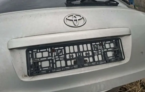 Toyota Avensis Verso Trunk door license plate light bar 