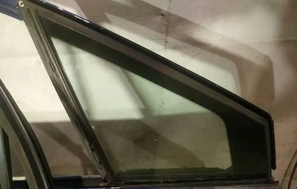Citroen C4 I Front door vent window glass four-door as2