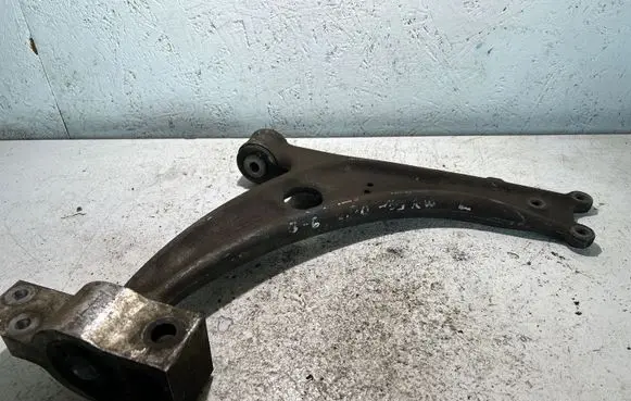 Volkswagen PASSAT B6 Front lower control arm/wishbone