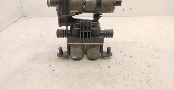 BMW 5 E39 Coolant heater control valve 8374994 1147412135