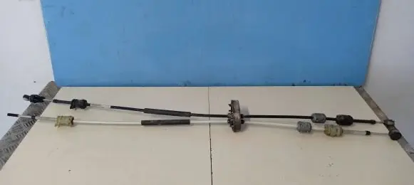 Opel Insignia A Gear shift cable linkage 55577542