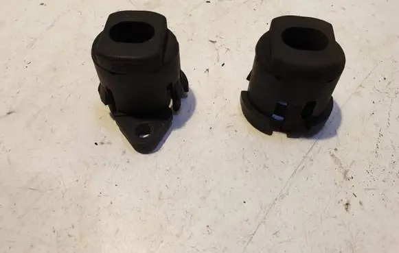 Volvo V50 Radiator mount bracket 30639749