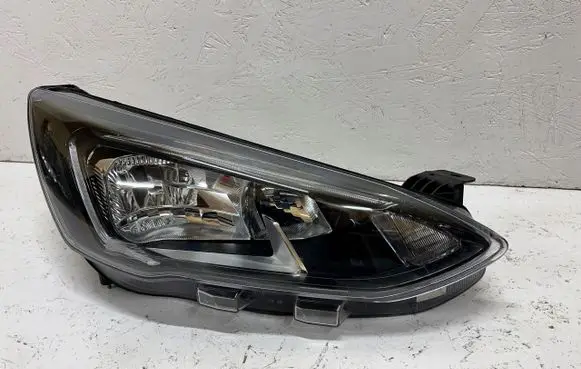 Ford Focus Headlight/headlamp 13E014