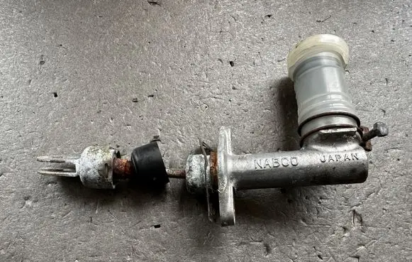 Mitsubishi Pajero Clutch master cylinder MB012098