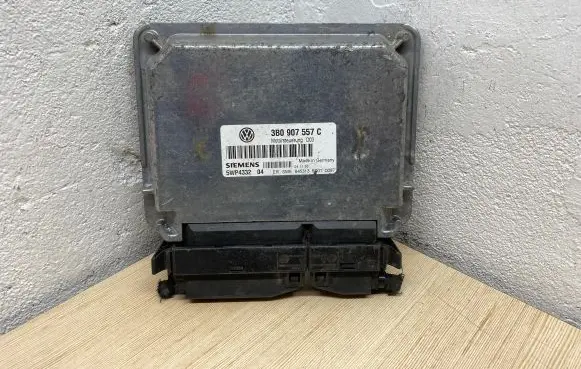 Volkswagen PASSAT B5 Engine control unit/module 3B0907557C 5WP4332