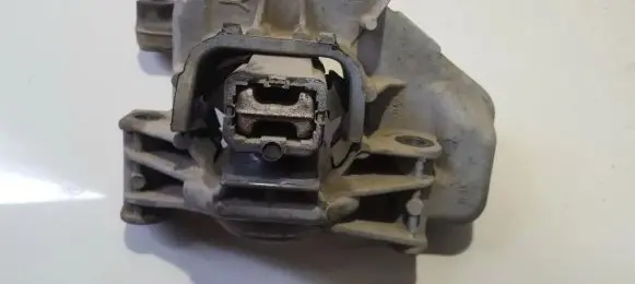 Citroen C3 Engine mount bracket