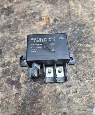 Mercedes-Benz E W211 Charging relay A0025423819 V23132A2001314