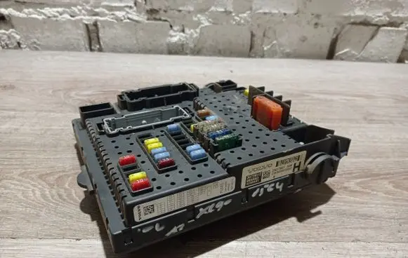Volvo XC90 Fuse module 28017881 30728512 30728273