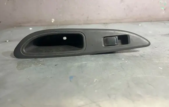 Nissan Primera Electric window control switch 82960av760