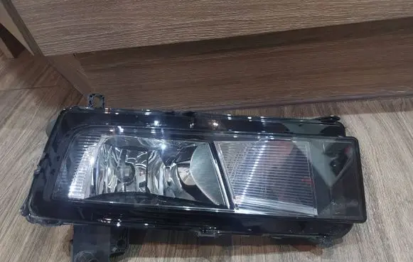 Volkswagen Touran III Front fog light 1046002R