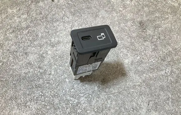 Mercedes-Benz Sprinter W907 W910 USB socket connector A2478204102 0050394 HW1751SW151