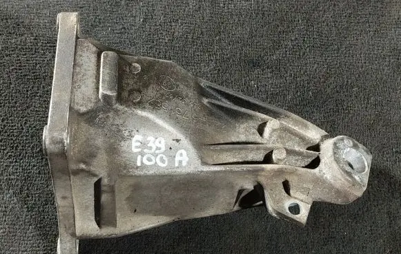 BMW 5 E39 Engine mounting bracket 6751582