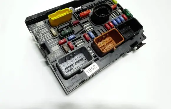 Citroen C4 I Fuse module 9666700480