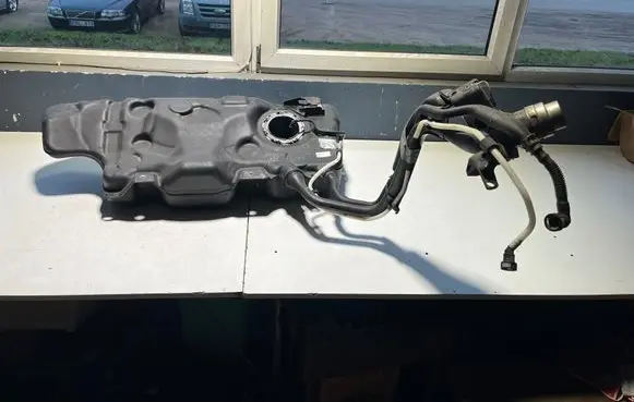 Volkswagen Jetta VII Fuel tank 5Q0201055 5QM201022AG