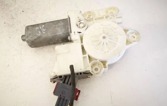 Toyota Avensis T250 Rear door window regulator motor 0130822032