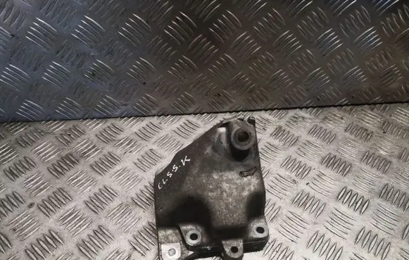 Mercedes-Benz CLS C219 Engine mounting bracket 2722231704 A2722231704