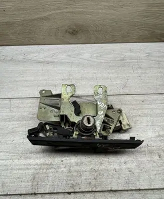 Volkswagen PASSAT B5 Tailgate exterior lock 3B0827297