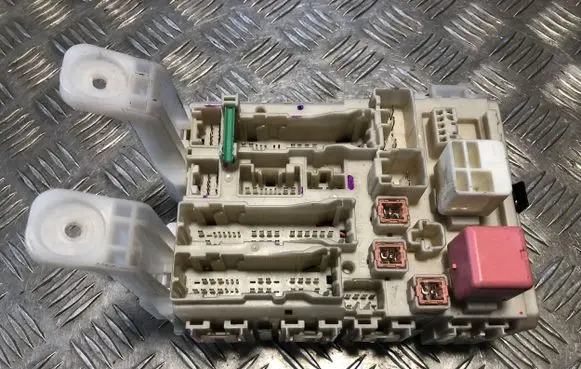 Toyota RAV 4 (XA30) Fuse module 8273042010 7H090076 9497