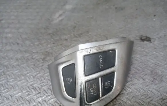 Steering wheel buttons/switches