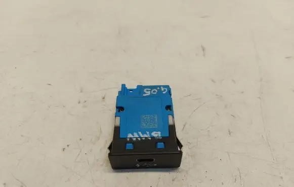 BMW X5 G05 USB socket connector 8711939-JLK01