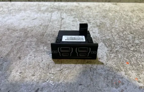 Jeep Grand Cherokee WL USB socket connector 53466960 68487349AB T0981B6275