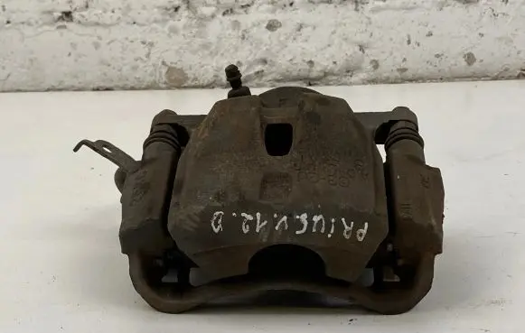 Toyota Prius+ (ZVW40) Front brake caliper