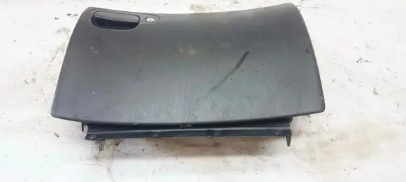 Chrysler 300M Glove box