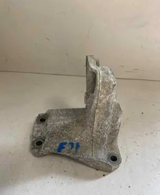Engine mounting bracket
