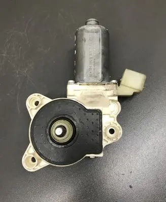 Mercedes-Benz CLS C219 Front door window regulator motor 0130821432