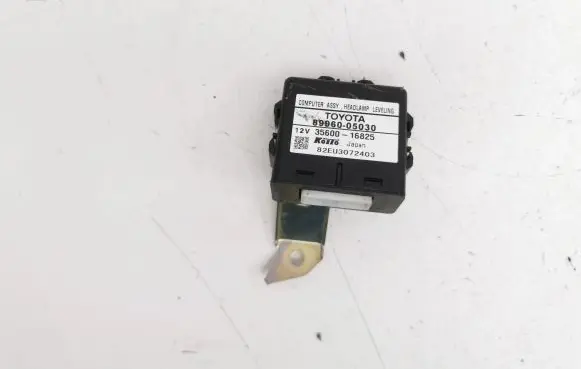 Toyota Avensis T250 Light module LCM 8996005030